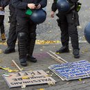 Pro-palaestinensische Grossdemonstration. Polizisten kontrollieren Plakate auf antisemitische Inhalte.