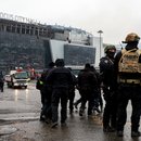 Russische Einsatzkräfte vor der abgebrannten Konzerthalle 