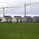 Neubauten auf einem Feld bzw. in einer Neubausiedlung 