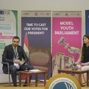 Jugendliche debattieren beim Model Youth Parliament