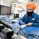 Hajrit Singh an seinem Arbeitsplatz bei der Firma Siemens Healthineers. Ohne Arbeitskräfte aus dem Ausland wird es künftig nicht gehen, lautet die Botschaft der Ampel-Koalition. 