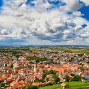 Kleine alte Stadt namens Schriesheim vom Odenwald aus gesehen in Deutschland 
