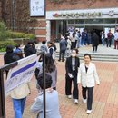 Menschen stehen in einem Wahllokal in Guro-gu, Seoul, Südkorea, am 5. April 2024 Schlange, um ihre Stimme bei der vorgezogenen Wahl für die Parlamentswahlen am 10. April abzugeben. 