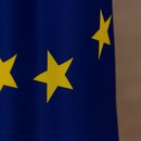 Die Flagge der Europäischen Union vor der Tür des Europäischen Rates 