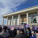 Menschen, die sich vor dem Gebäude der Nationalversammlung versammelt haben, protestieren nach der Verhängung des Kriegsrechts in Seoul, Südkorea, am 04. Dezember 2024