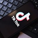 Desinformationsnarrative und ausländische Propaganda in Deutschland bereits Wirkung zeigen. Junge Menschen und Nutzer von TikTok sind dafür besonders anfällig.