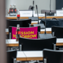 Mission Tomorrow klebt auf einem Stuhl im FDP Fraktionssaal vor der letzten Fraktionssitzung der FDP im Bundestag. 