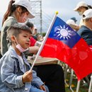 Ein Kind hält eine taiwanesische Flagge während der Feierlichkeiten zum taiwanesischen Nationalfeiertag in Taipeh, Taiwan