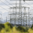 Hochspannungsleitungen und Gittermasten i