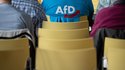 Mann trägt AFD T-Shirt 