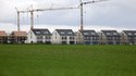 Neubauten auf einem Feld bzw. in einer Neubausiedlung 