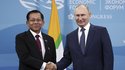 Der russische Präsident Wladimir Putin, rechts, und der Oberbefehlshaber Min Aung Hlaing. 
