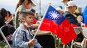 Ein Kind hält eine taiwanesische Flagge während der Feierlichkeiten zum taiwanesischen Nationalfeiertag in Taipeh, Taiwan