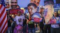 Israelis halten Plakate mit Geiseln und US-Flaggen, während sie die Freilassung aller im Gazastreifen festgehaltenen Geiseln fordern