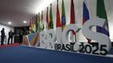 Ein Schild, das das 11. Parlamentarische BRICS-Forum ankündigt, steht am Eingang des Bundessenats in Brasilia, Brasilien