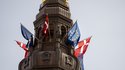 Dänische und EU-Flaggen am dänischen Parlament in Kopenhagen