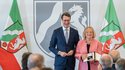 Ministerpräsident Hendrik Wüst verleiht den Verdienstorden des Landes Nordrhein-Westfalen an Sabine Leutheusser-Schnarrenberger.