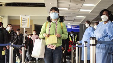 Passagiere aus China müssen sich am Flughafen in Nairobi, Kenia eines Gesundheitschecks unterziehen