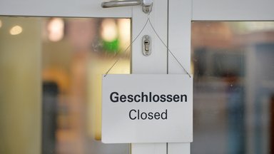 Besitzer und Mitarbeiter von Cafés, Restaurants, Geschäften und vielen Dienstleistungsbetrieben stehen vor der Frage, wie es in den nächsten Tagen weitergehen soll. 
