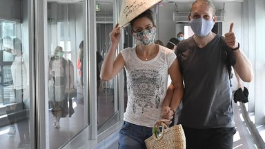 Touristen am Flughafen in Hanoi 