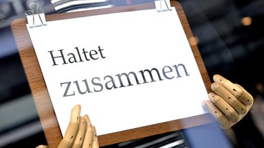 Schild "Haltet zusammen"