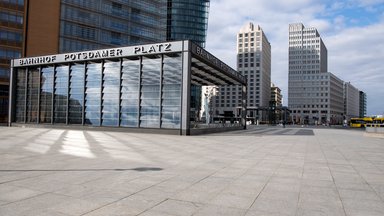 Fast leer ist am Donnerstagnachmittag der Potsdamer Platz. Durch die massiven Einschränkungen der Bewegungsfreiheit im Rahmen der Corona-Krise ist auch der Tourismus in der Hauptstadt zum Erliegen gekommen.