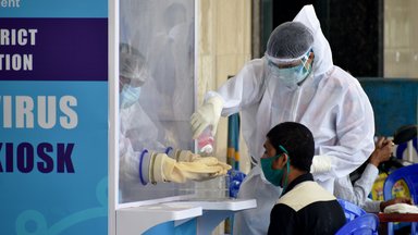 Coronatest am Kiosk in Indien