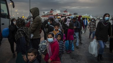 Migranten gehen im Hafen von Piräus bei Athen an Land.
