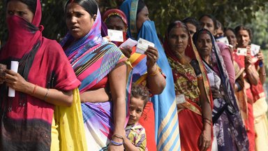 Wähler stehen an, um ihre Stimme abzugeben