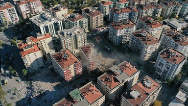 Durch Erdbeben beschädigtes Haus in Izmir