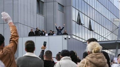 Albin Kurti auf einer Kundgebung, auf der seine Anhänger Solidarität mit dem ehemaligen Premierminister bekundeten. 