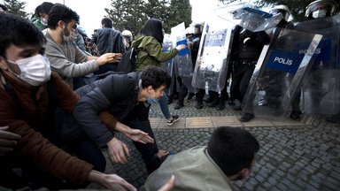 Studierende der Bogazici Universität treffen vor der Universität auf Spezialkräfte der Polizei