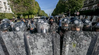 Polizisten treffen auf Demonstranten