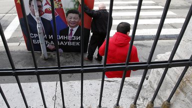 Mann mit Plakat auf den Straßen von Belgrad