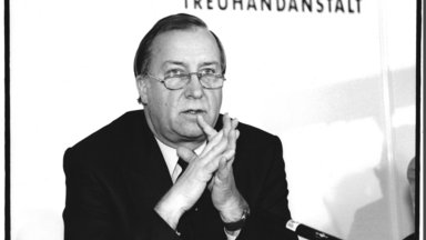 Detlev Karsten Rohwedder auf einer Pressekonferenz der Treuhandanstalt