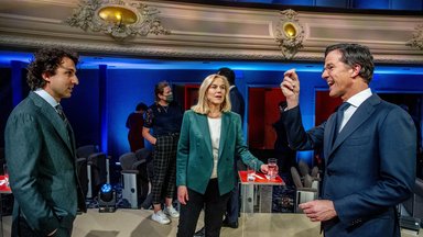 Die Spitzenkandidaten der verschiedenen Parteien bei einer Debatte im niederländischen Fernsehen