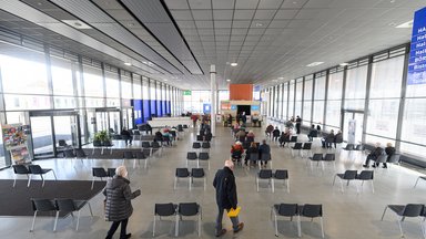 Menschen warten im Impfzentrum in der Messe Dresden auf ihre Impfung gegen Corona