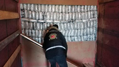 Ein türkischer Zollbeamter bei der Sicherstellung einer Ladung Cannabis