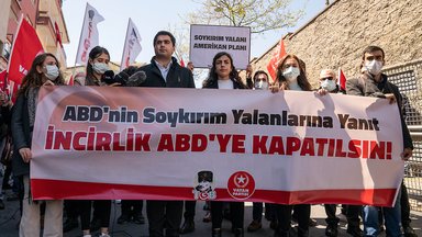Mitglieder der patriotischen Partei protestieren vor dem US-Konsulat