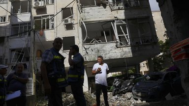 Petach Tikwa, Israel, Menschen vor den Trümmern ihres Wohnhauses, das in der Nacht von einer Rakete aus dem Gazastreifen getroffen wurde.