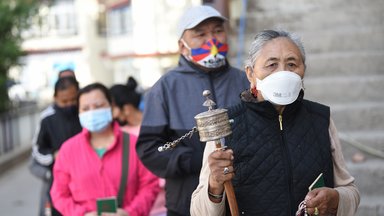 Exil-Tibeter in der Schlange vor einem Wahllokal