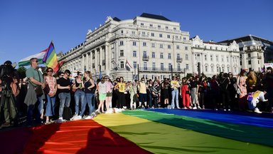 Menschen protestieren vor dem ungarischen Parlament in Budapest gegen das neue Gesetzespaket