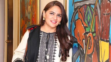 Foto 
  Mome
 
  Saleem
