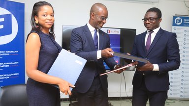 Signature de partenariat entre la Fondation Friedrich Naumann, Bloomfield Investment Corporation  et COFINA