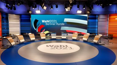 Spitzenkandidaten treffen sich nach den ersten Wahlergebnissen zu einer im Fernsehen übertragenen Diskussion.