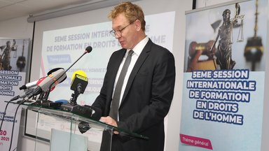 Jo Holden à la cérémonie d'ouverture de la 5ème session des Droits de l'Homme d'Abidjan