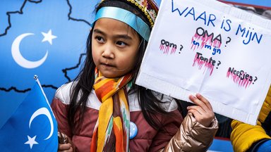 Protestierendes Mädchen in Amsterdam