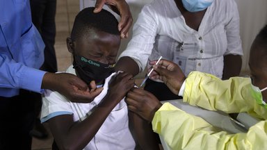 Ein Kind wird im Township Diepsloot in der Nähe von Johannesburg mit Pfizer gegen COVID-19 geimpft