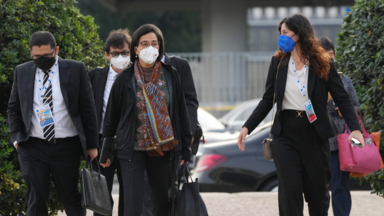 Die indonesische Finanzministerin Sri Mulyani Indrawati (Mitte) trifft zum Treffen der G20-Finanz- und Gesundheitsminister im Salone delle Fontane (Brunnensaal) in Rom ein. 