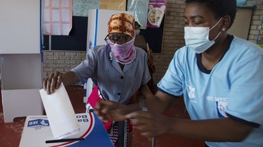 Eine Wählerin gibt ihre Stimme in Südafrika ab.